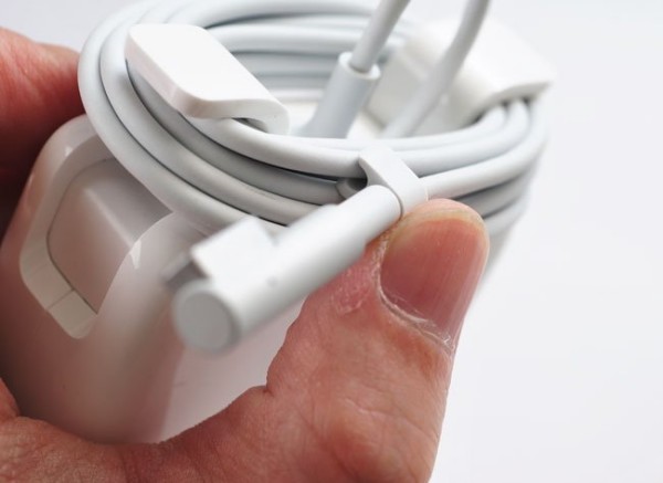 如何正确的缠绕收纳 MacBook 电源线 如何正确的缠绕收纳 MacBook 电源线